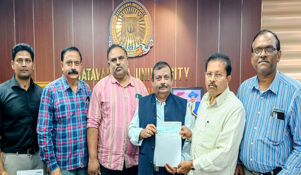 Donation | శాతవాహన బీ-ఫార్మసీలో బంగారు పతకానికి విరాళం