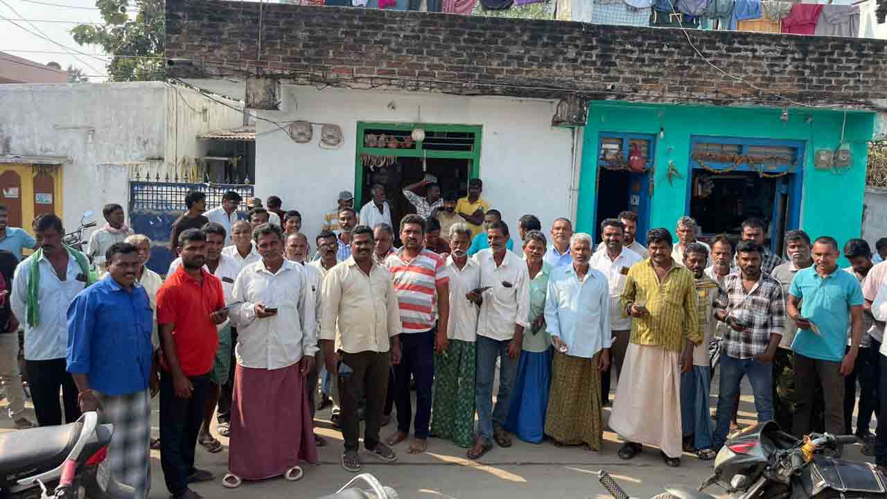 Manakondur | యూరియా కోసం బారులు తీరిన రైతన్నలు.. యాప్‌తో తప్పని తిప్పలు