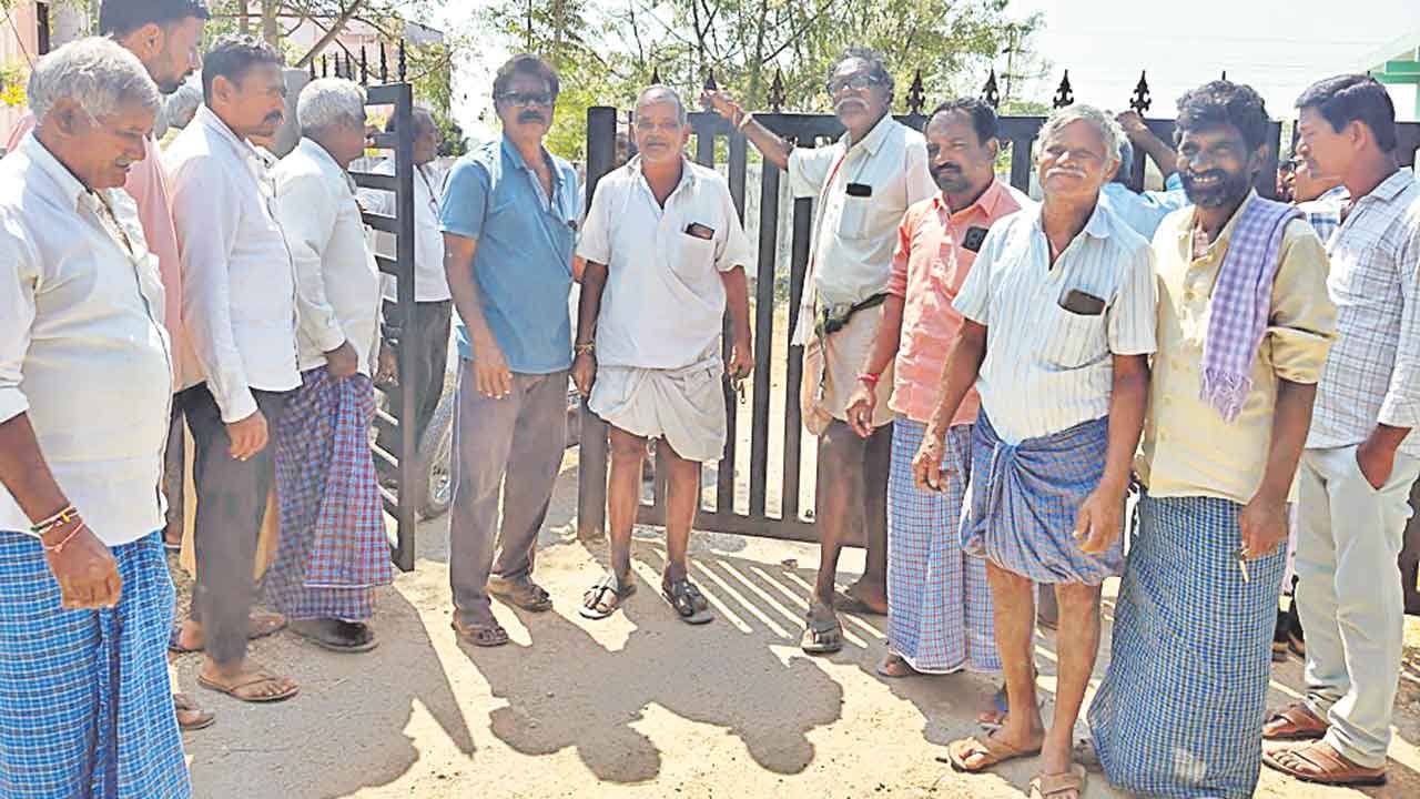 కండ్లల్లో నెత్తురు కారుతోంది..