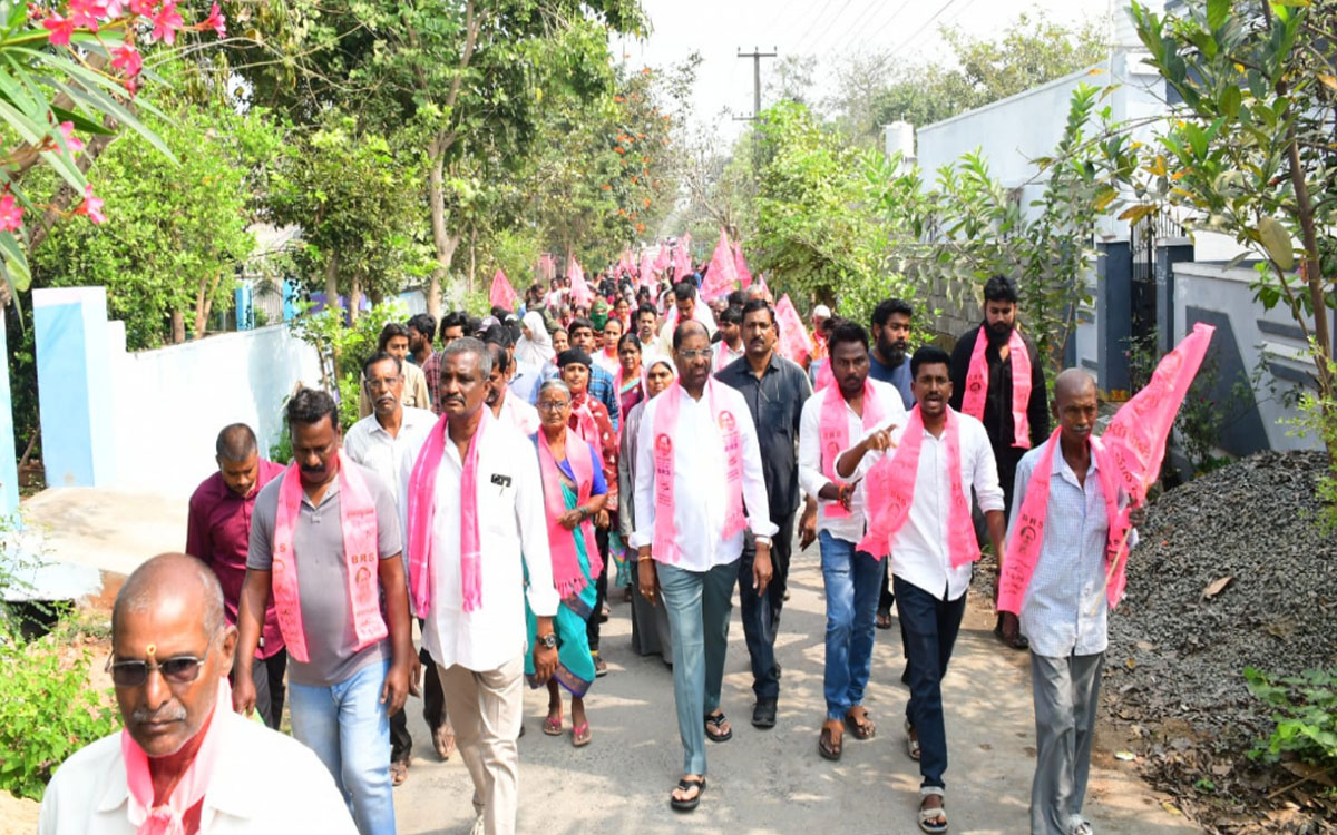 MP Vaddiraju : పాదయాత్ర చేస్తూ బాకీ కార్డులు పంచుతూ