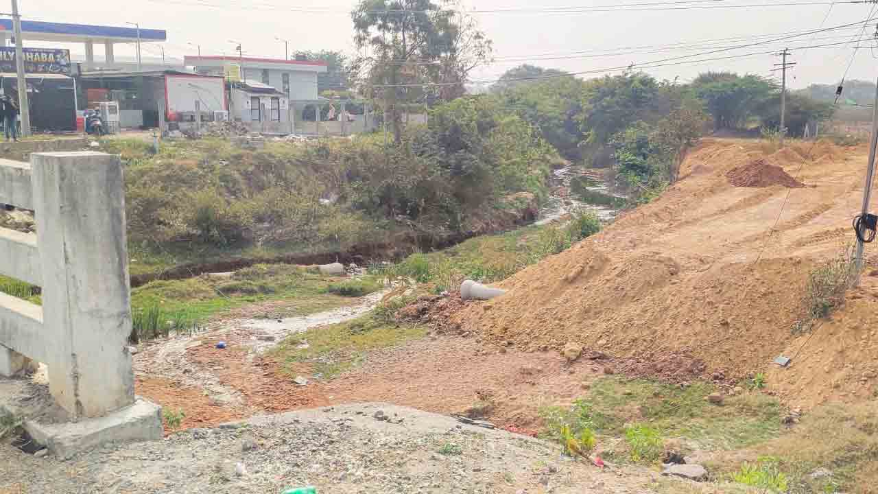 Peddanapalli Vagu | మాయమైతున్న పెద్దనపల్లి వాగు.. కబ్జా రాయుళ్లకు అడ్డుకట్ట వేసేది ఎవరు.. ?