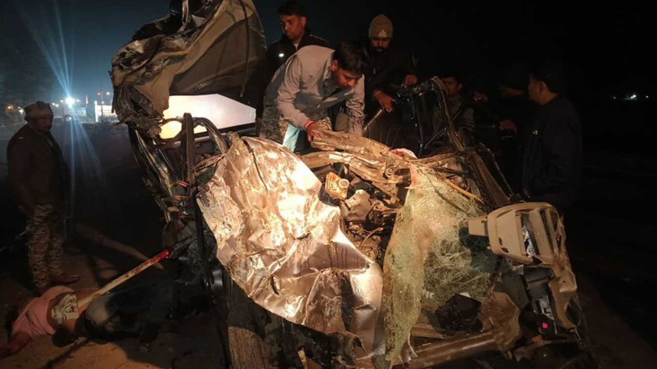 Accident: బ‌స్సును ఢీకొన్న వ్యాన్‌.. న‌లుగురు మృతి, ఏడుగురికి గాయాలు