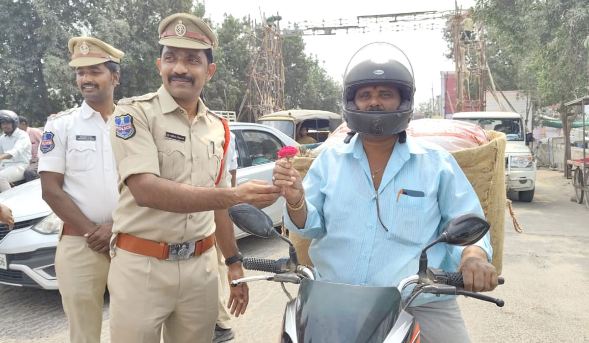 Vemulawada | హెల్మెట్‌ భారం కాదు, భద్రతే ప్రాణాధారం.. వేములవాడ పట్టణ సీఐ వీరప్రసాద్