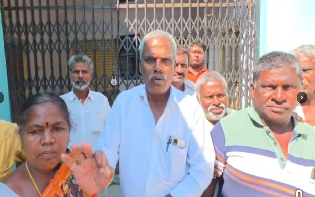 వెలిమినేడు పీఏసీఎస్ కార్యాలయానికి తాళం వేసిన రైతులు