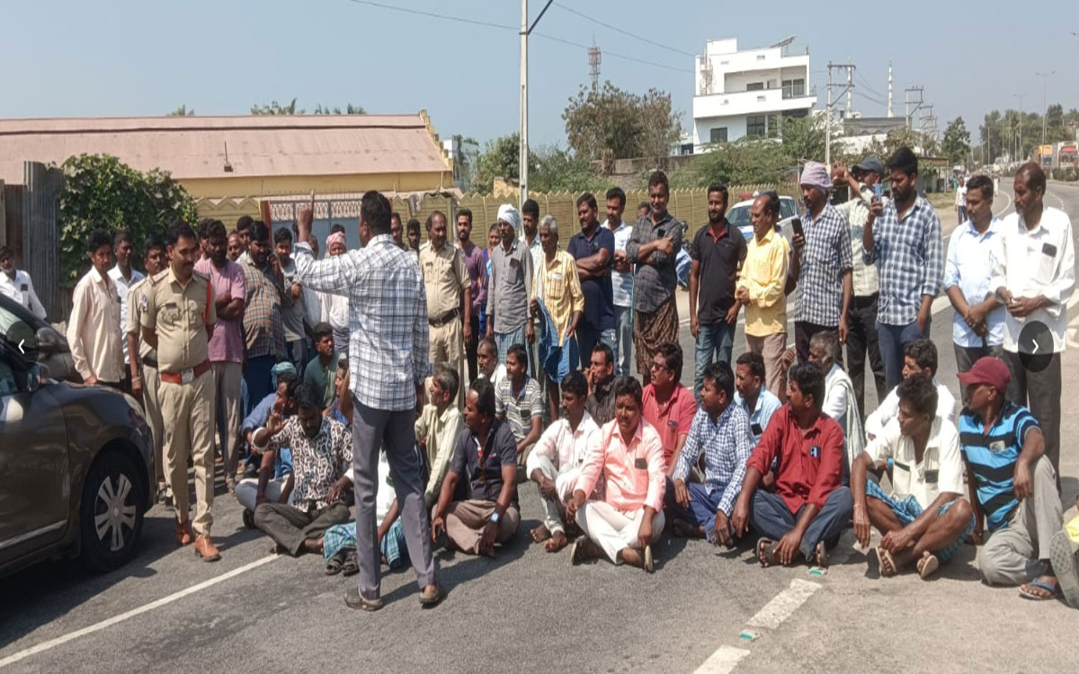 యూరియా కోసం ర‌హ‌దారిపై రైతుల ధ‌ర్నా