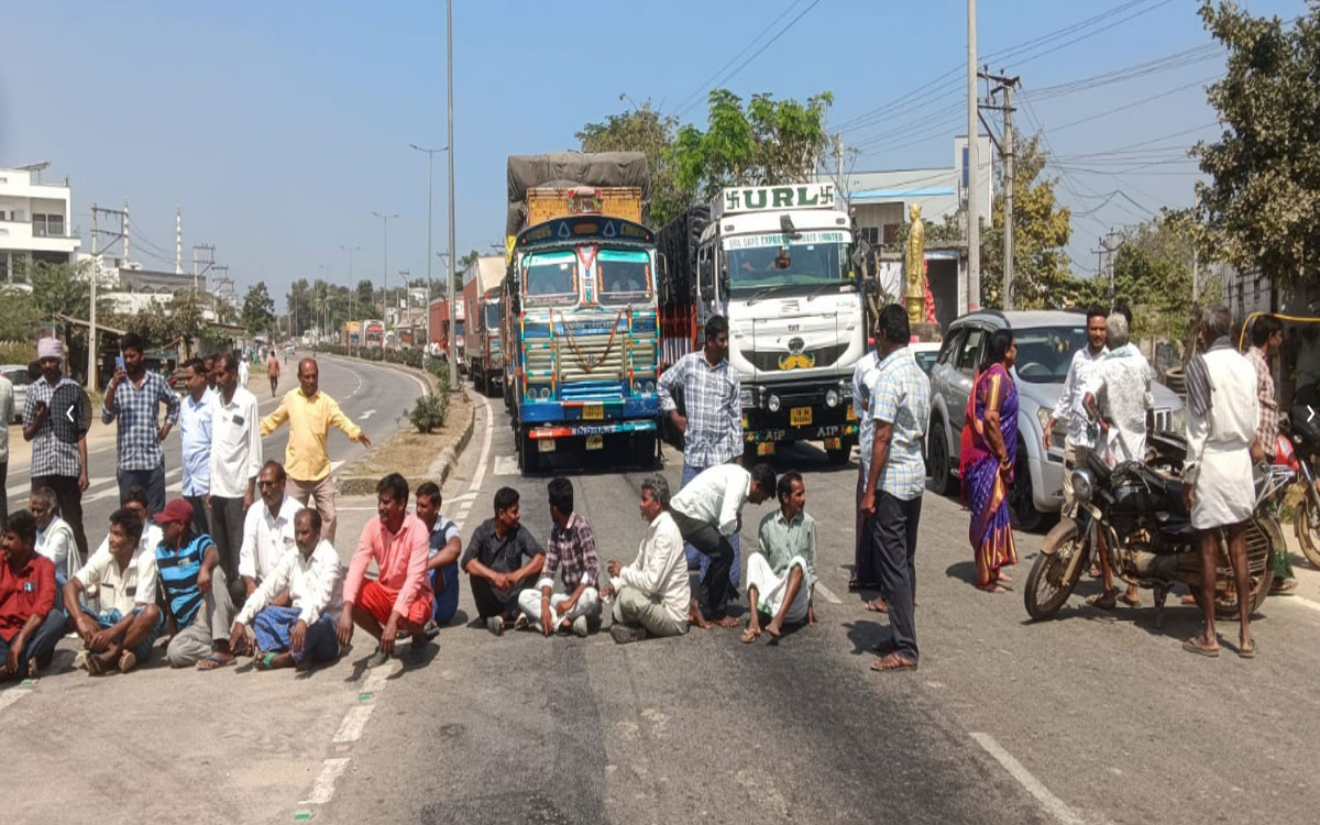 యూరియా కోసం ర‌హ‌దారిపై రైతుల ధ‌ర్నా