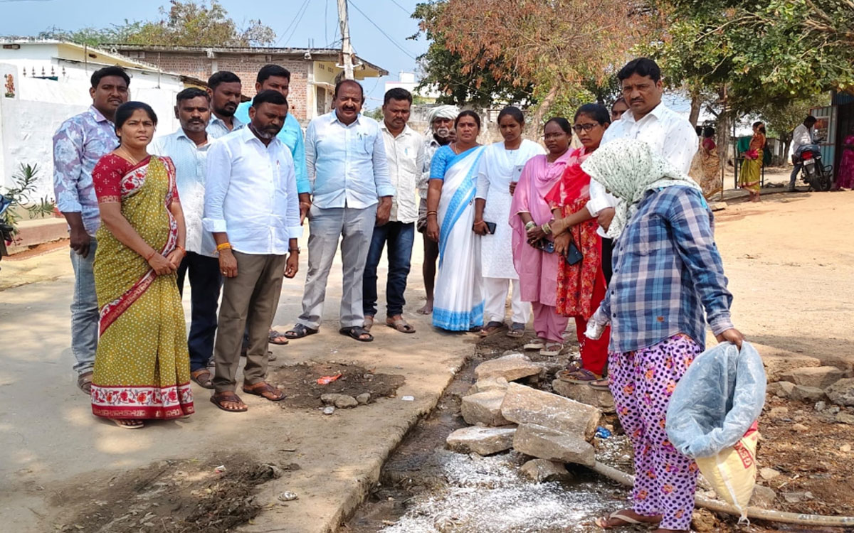 ‘పరిసరాల పరిశుభ్రత తప్పక పాటించాలి’