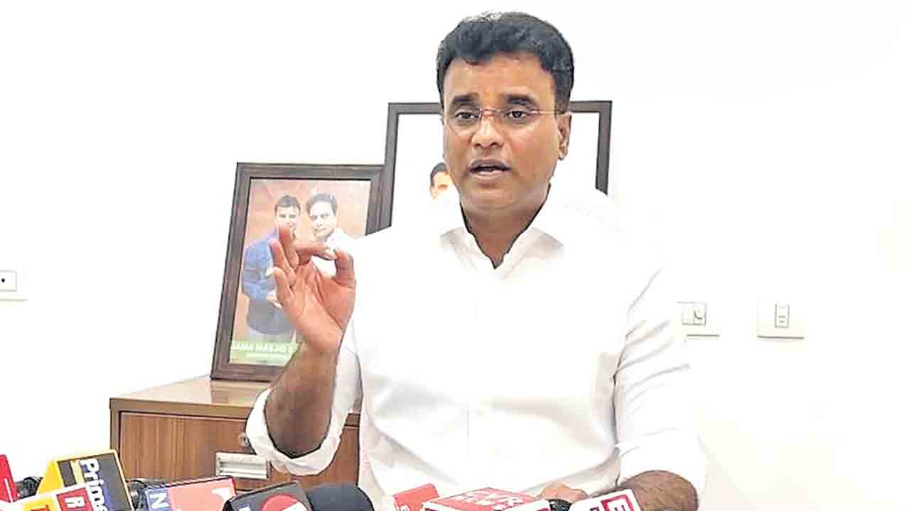 నగరాన్ని విచ్ఛిన్నం చేసే కుట్ర: ఎమ్మెల్యే వివేకానంద్‌