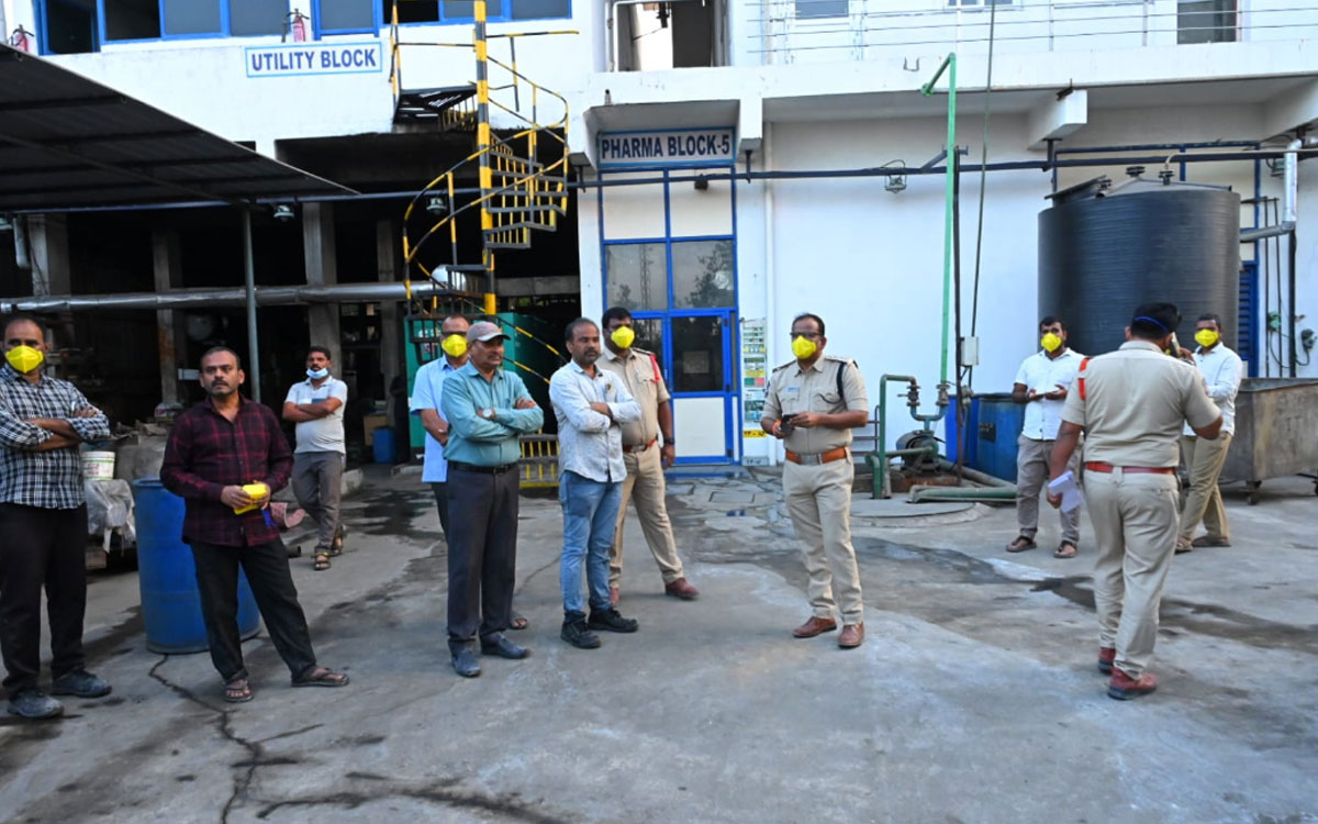 విజే సాయి కంపెనీలో పేలిన ట్రోలిన్‌.. కార్మికుడు మృతి