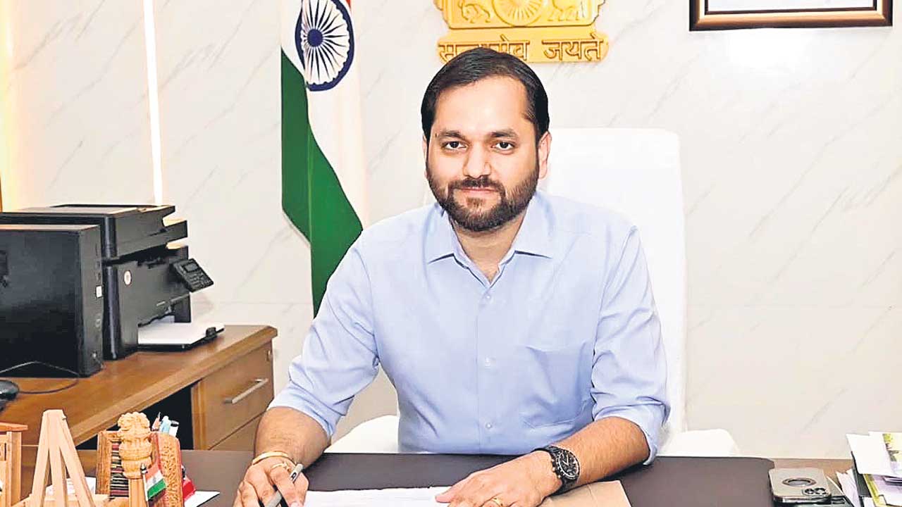 వికారాబాద్‌ కలెక్టర్‌గా దీపక్‌ తివారీ