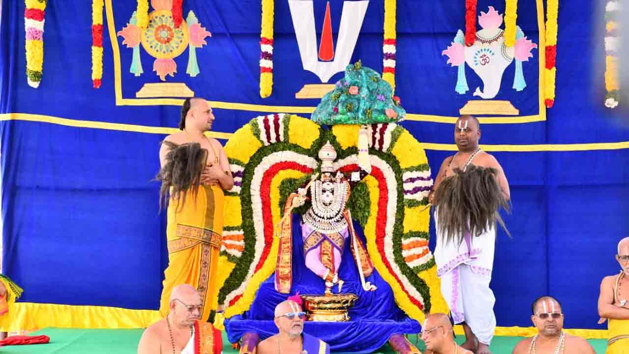 Yadagirigutta | గోవర్ధనగిరిధారిగా యాదగిరిగుట్ట శ్రీలక్ష్మీ నరసింహాస్వామి..