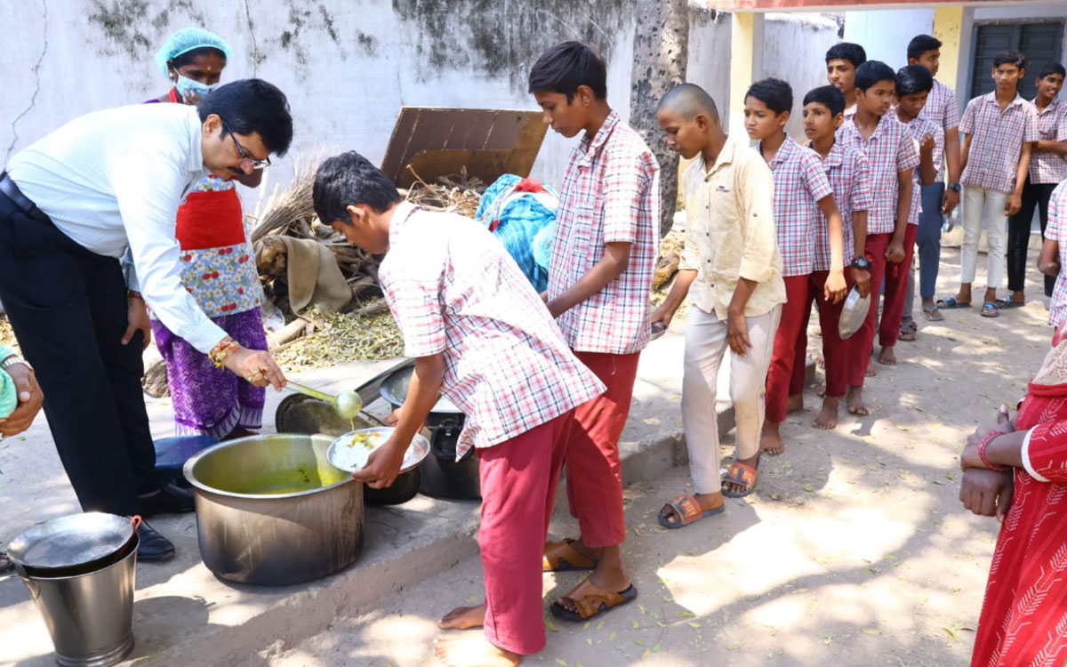 పదో తరగతి విద్యార్థులపై ప్రత్యేక శ్రద్ధ వ‌హించాలి : కలెక్టర్ హనుమంతరావు
