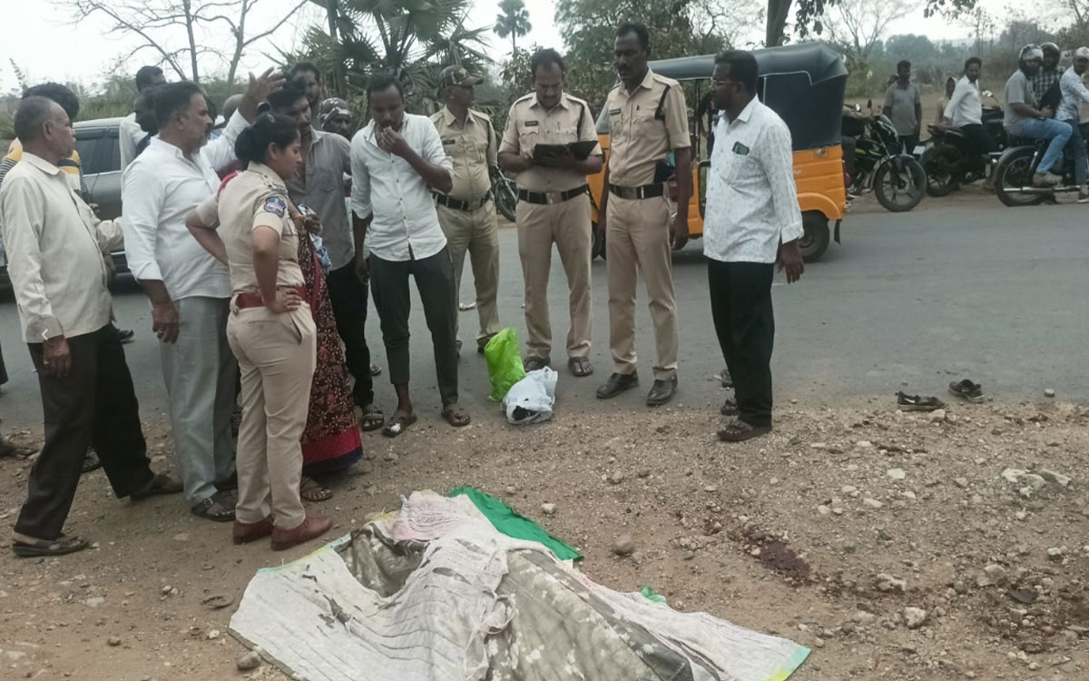 ఢీకొని ప‌డ్డ బైక్‌ల మీదినుండి వెళ్లిన లారీ.. ఇద్ద‌రు మ‌హిళ‌లు మృతి