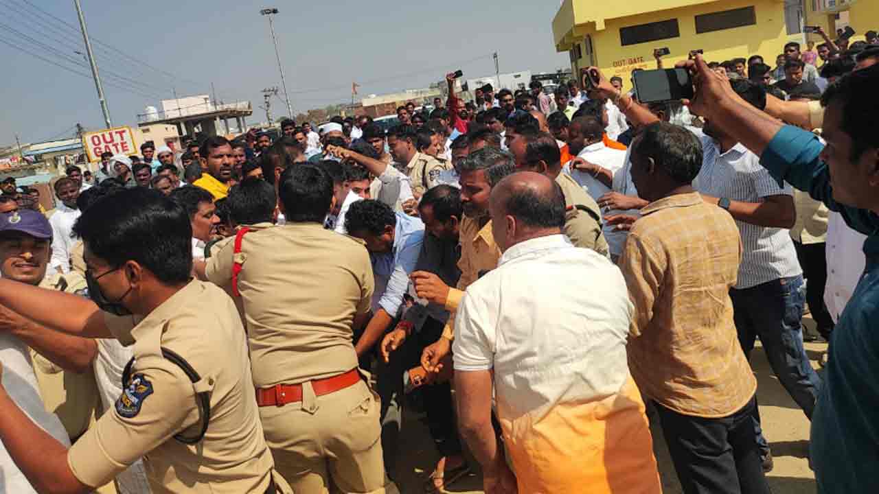 Municipal Elections | ఎల్లారెడ్డిలో ఉద్రిక్తత.. రోడ్డుపై బైఠాయించిన మాజీ ఎమ్మెల్యే జాజాల సురేందర్