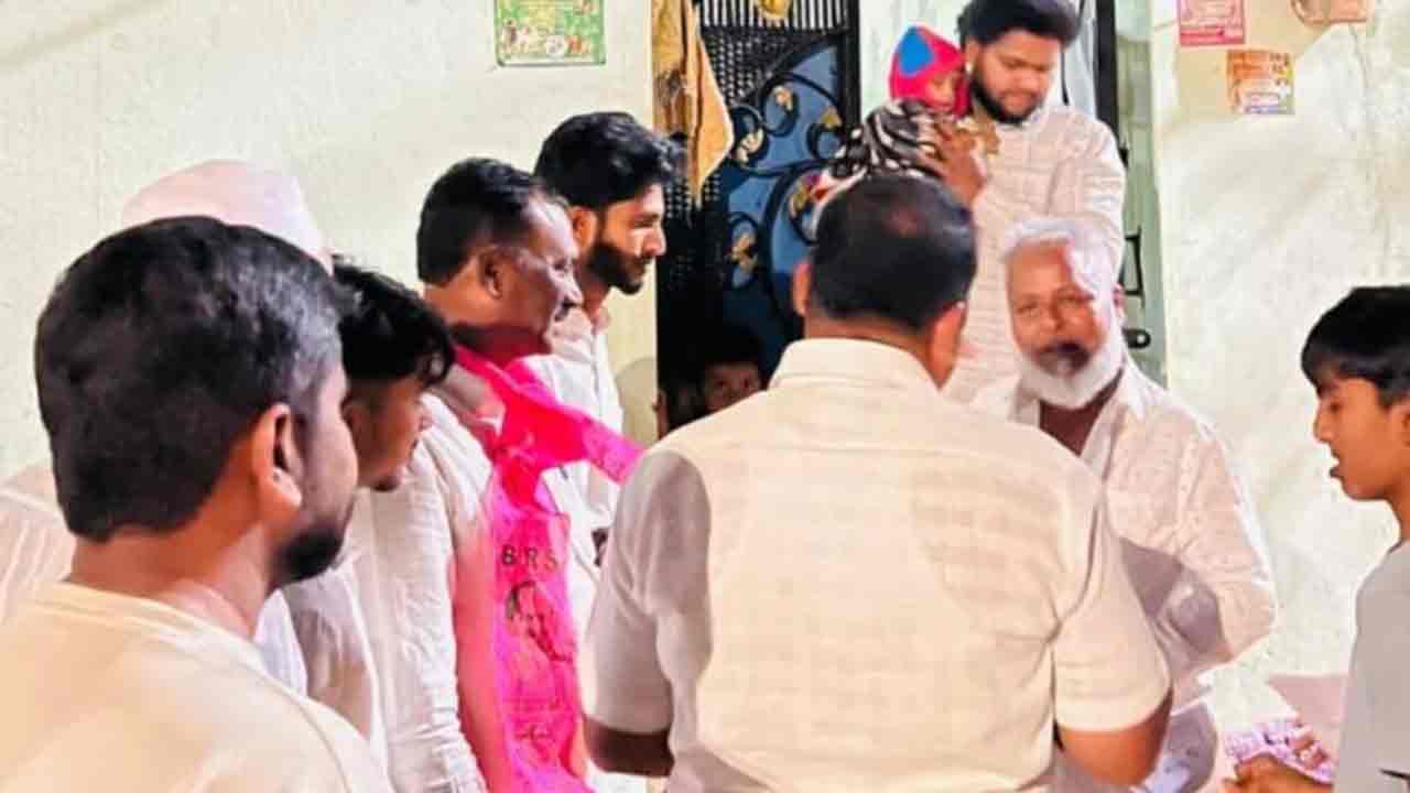 Zaheerabad | వలస ఓట్ల కోసం గాలం.. ఫోన్లలో ఓటర్లతో సంప్రదింపులు.. రవాణా ఖర్చులు.. ప్రత్యేక వాహనాల ఏర్పాట్లు