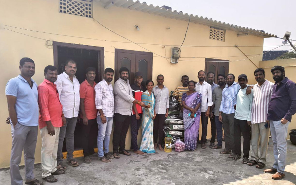 స్నేహితుడి కుటుంబానికి అండగా పూర్వ విద్యార్థులు