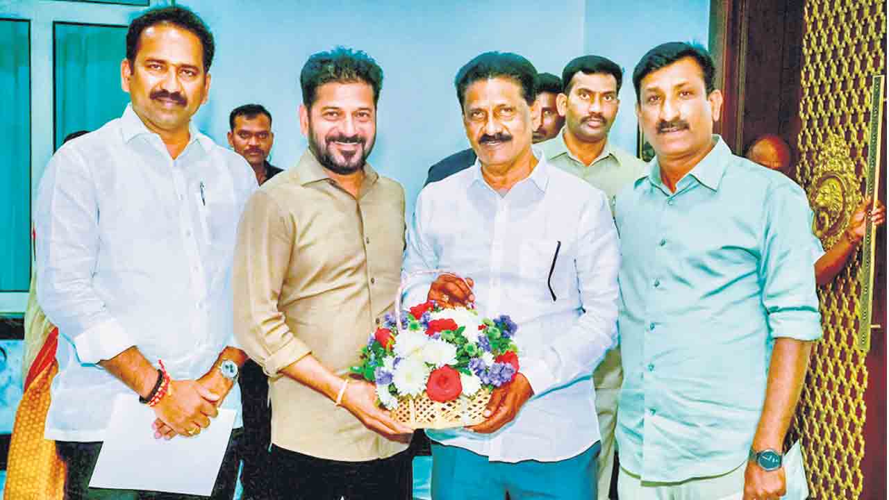 హెల్త్‌ సీమ్‌లో టీచర్లకు ప్రాధాన్యమివ్వండి