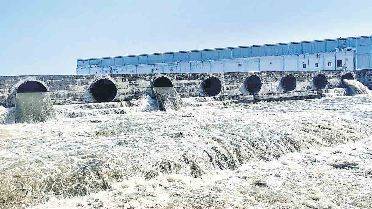 ఎదురెక్కిన గోదావరి జలాలు.. ఐదు రోజులుగా కొనసాగుతున్న ఎత్తిపోతలు