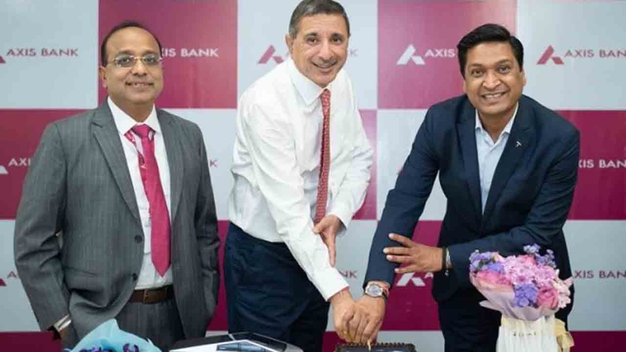 టెస్లా కార్లకు యాక్సిస్‌ బ్యాంక్‌ రుణాలు