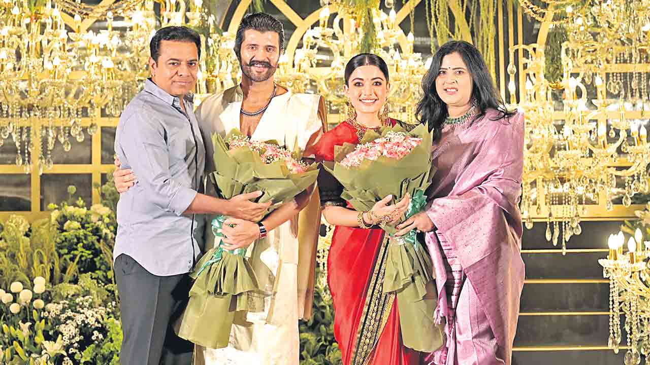 కేటీఆర్‌ దంపతులు విజయ్‌ దేవరకొండ, రష్మిక వెడ్డింగ్‌ రిసెప్షన్‌లో హాజరయ్యారు