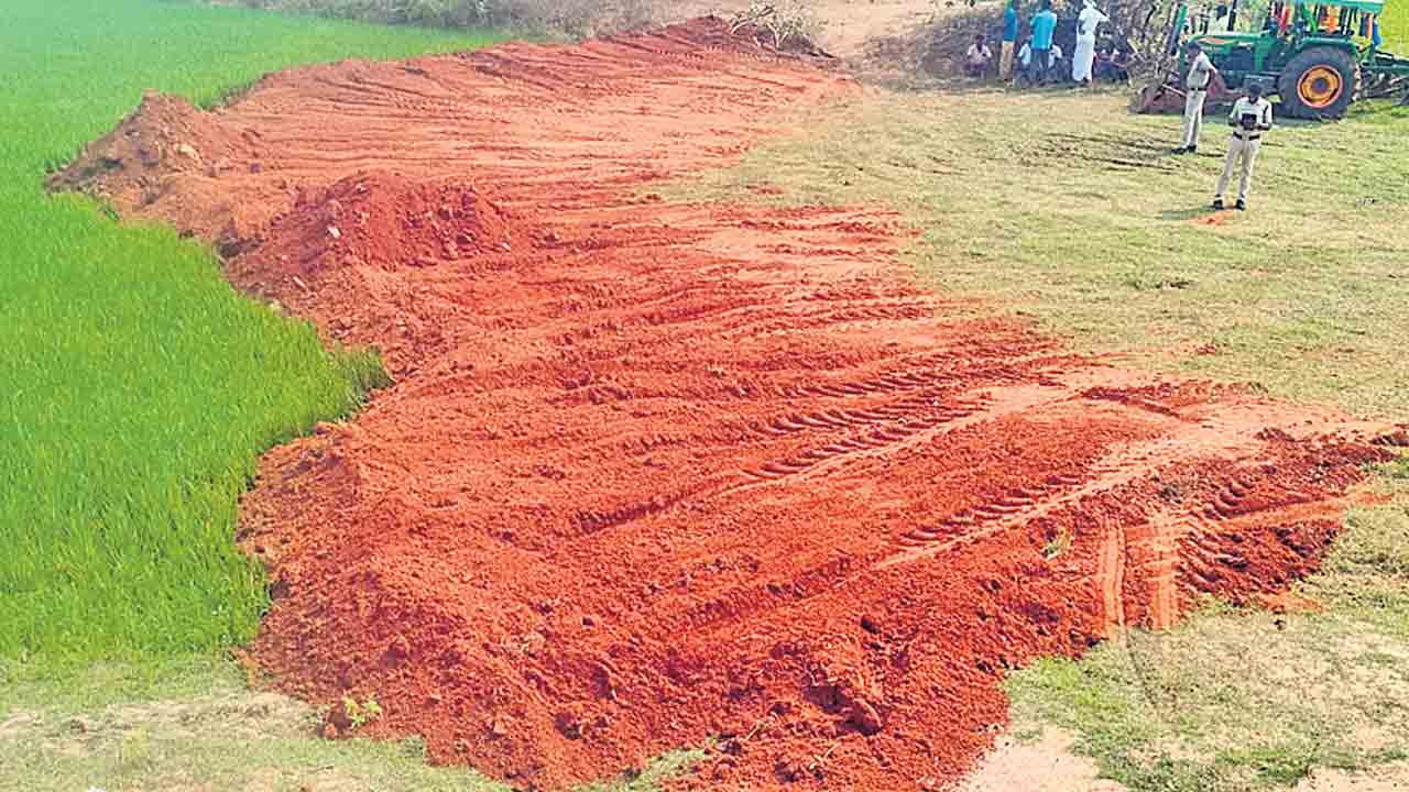 దళిత రైతు బతుకుపై మట్టి.. మంత్రి కోమటిరెడ్డి అనుచరుడి జులుం