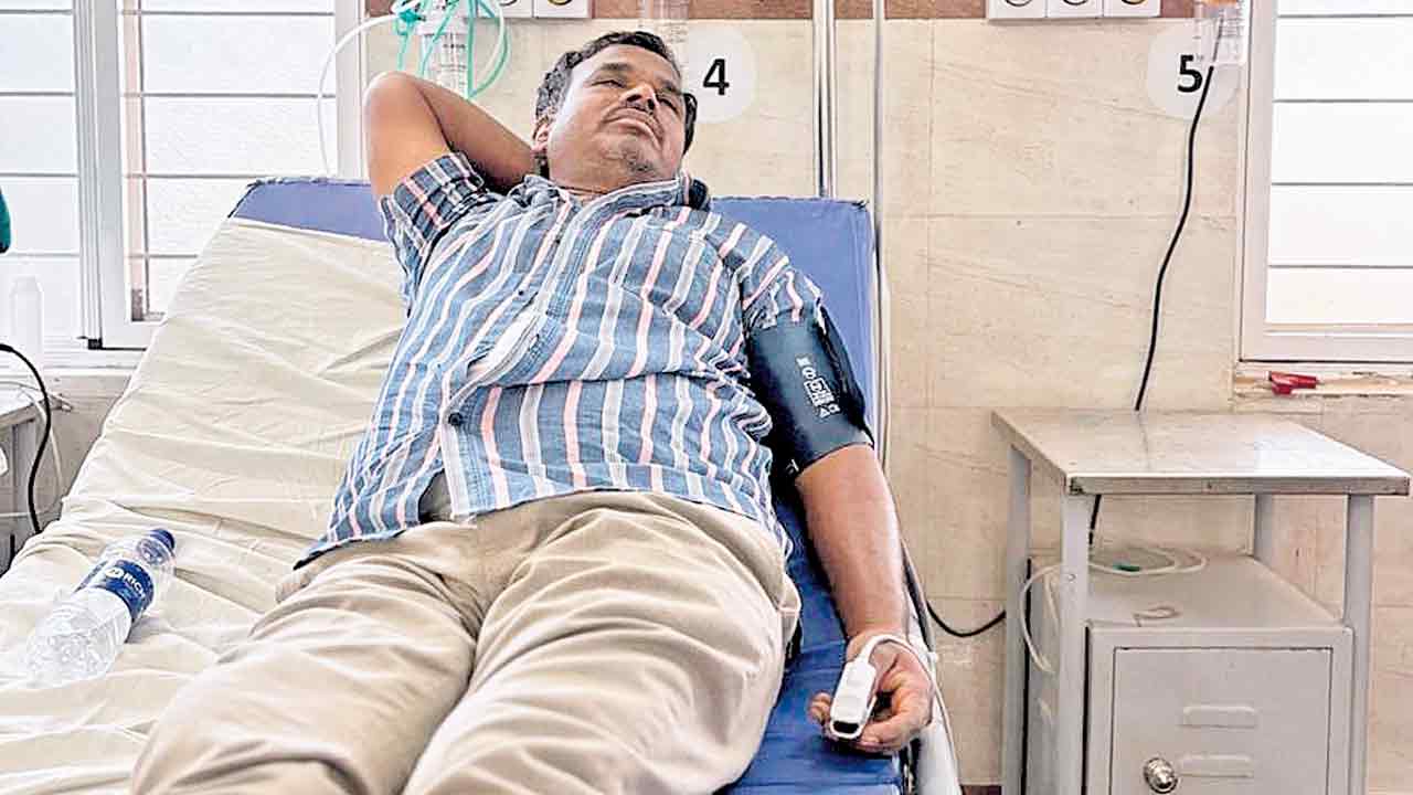 బీఆర్‌ఎస్‌ నాయకుడిపై కాంగ్రెస్‌ నేత దాడి