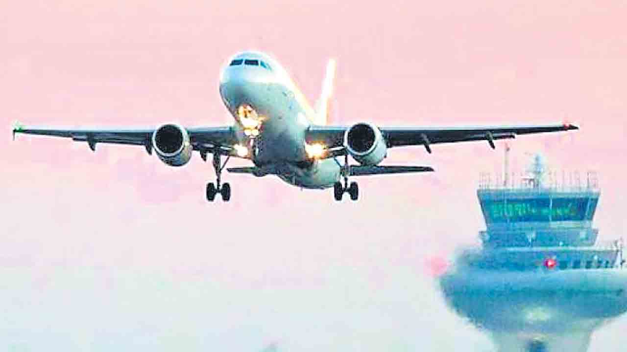 విమాన చార్జీలకు రెక్కలు.. చుక్కలు చూపిస్తున్న అంతర్జాతీయ విమాన చార్జీలు