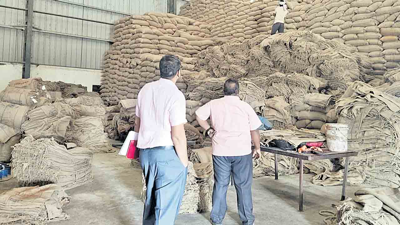 యాదాద్రి మిల్లర్ల మాయ.. ఇంకా పత్తాలేని 2022-23 టెండర్‌ వడ్లు