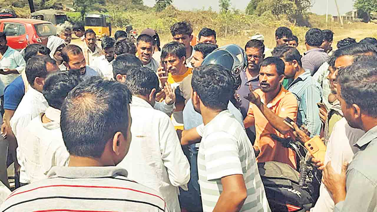 ఇంకా.. యూరియా తిప్పలు.. కొండమల్లేపల్లి సొసైటీలో తీవ్ర ఉద్రిక్తత