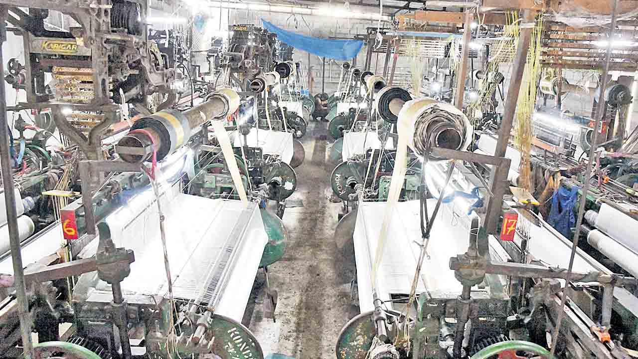 ఆగమైన సిరిసిల్ల చేనేత బతుకులు.. సంక్షోభంలో మరమగ్గాల పరిశ్రమ