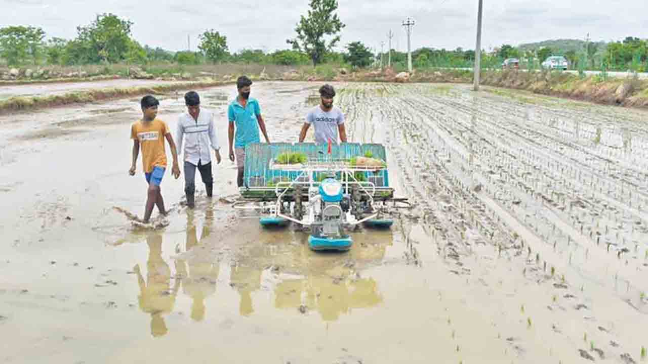 సాగు యాంత్రీకరణ ఏడు శాతమే.. ఇవ్వాల్సింది 1.31 లక్షలు.. ఇచ్చింది 9 వేల యంత్రాలే
