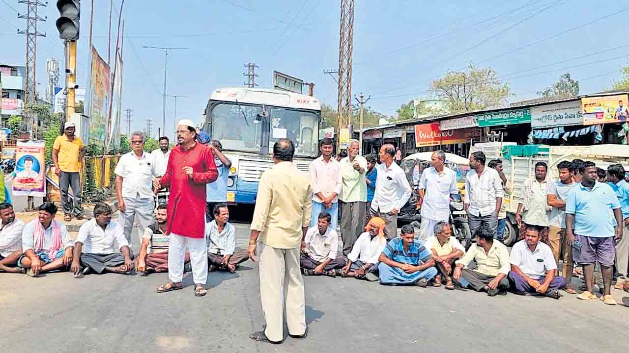 యూరియా ఇవ్వడం చేతకాకుంటే దిగిపో.. సీఎం రేవంత్‌రెడ్డిపై రైతుల ఫైర్‌
