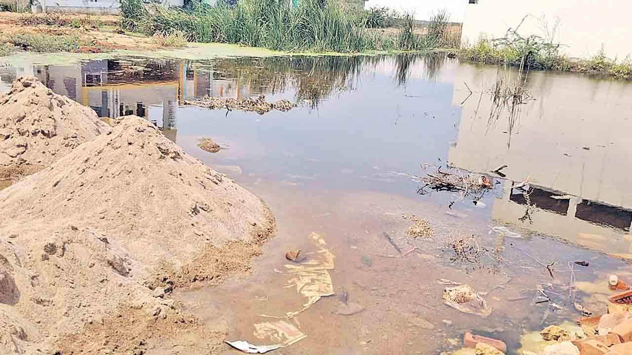 నాలా మూసేస్తే ఎలా.. పేటలో కొందరు రియల్టర్ల నిర్వాకం