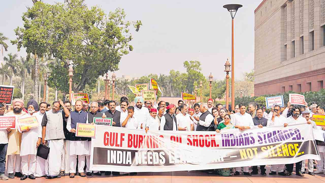 పశ్చిమాసియాపై చర్చకు పట్టు.. ఓం బిర్లా తొలగింపు తీర్మానంపై లోక్‌సభలో జరగని చర్చ