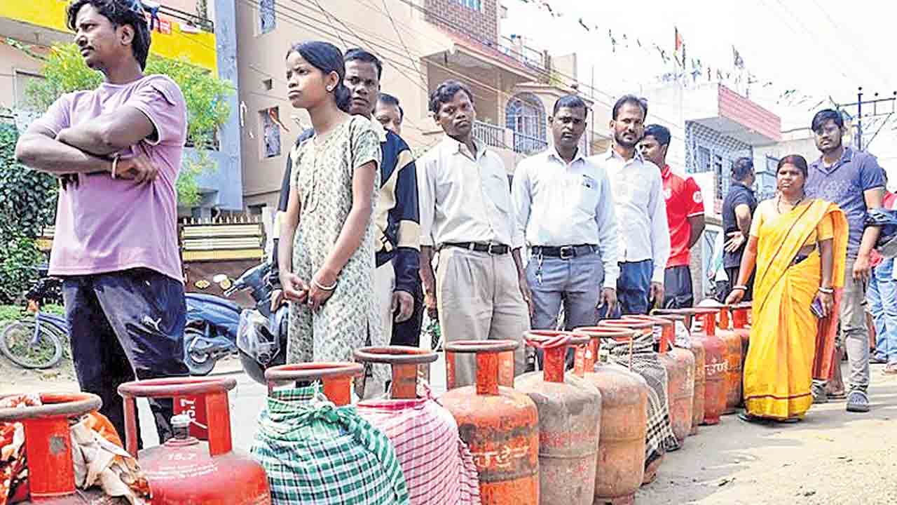 భయంతో బారులు.. గ్యాస్‌ కొరతపై దేశవ్యాప్తంగా ప్రజల్లో భయాందోళనలు