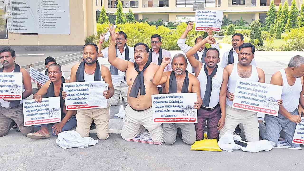 సూర్యాపేటలో మాజీ సర్పంచ్‌ల అర్ధనగ్న ప్రదర్శన