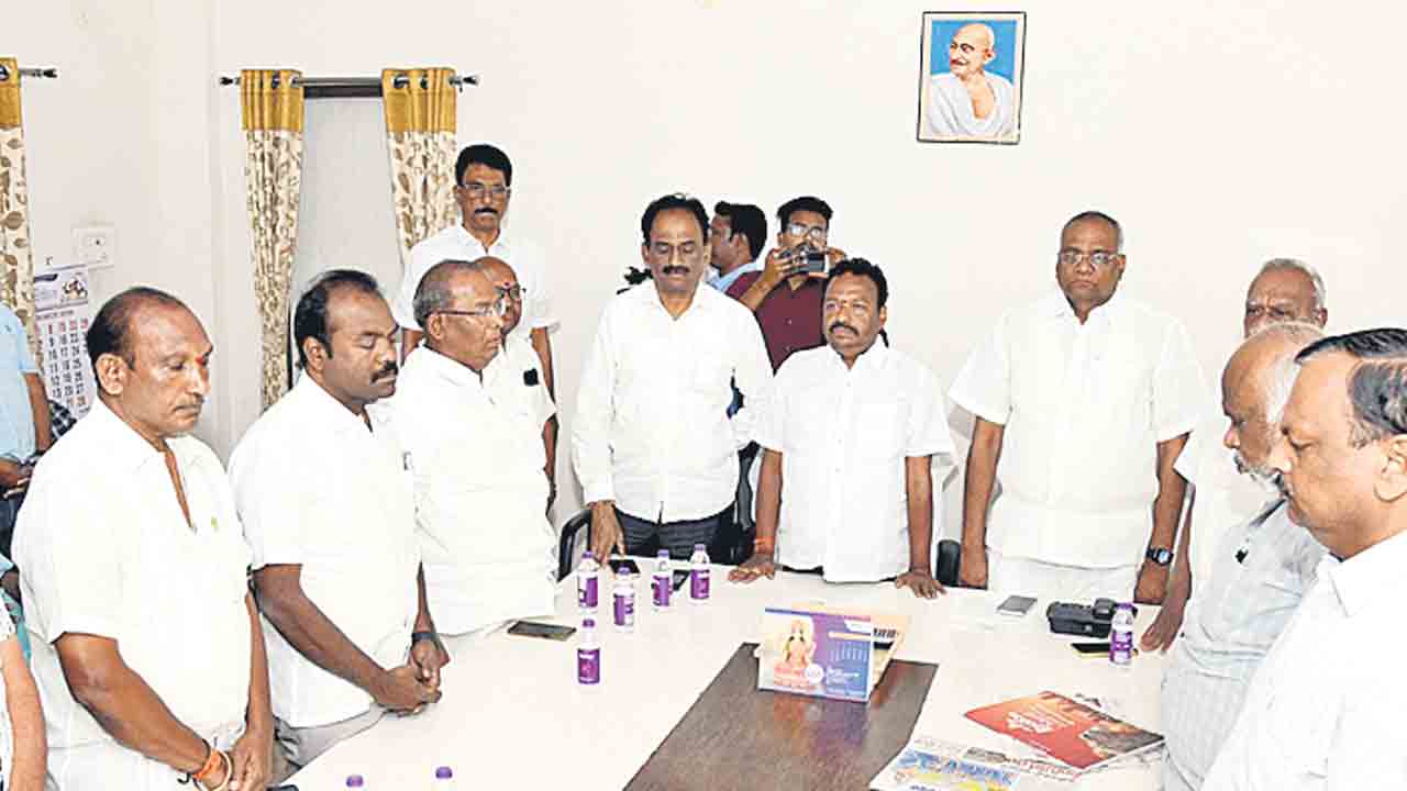 రైస్‌ మిల్లర్లను రాక్షసుల్లా పీక్కుతింటున్నరు