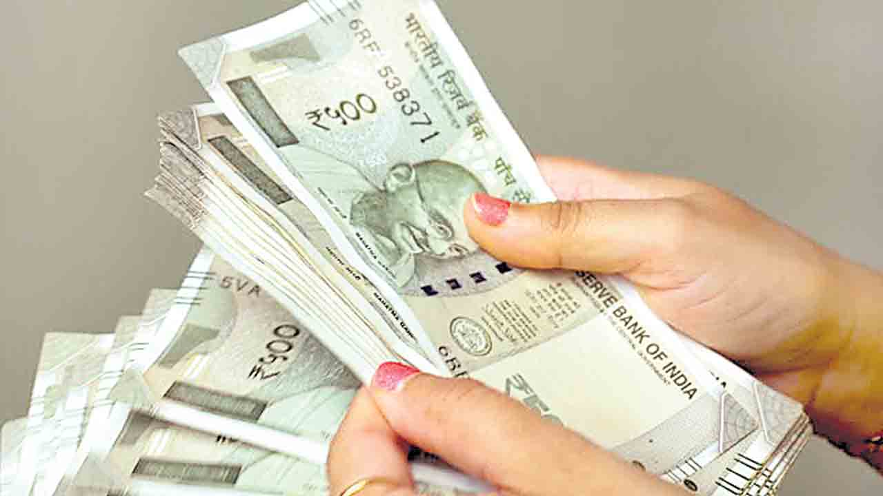 ఎస్సై మొబైల్‌కు 20వేలు ఫోన్‌పే