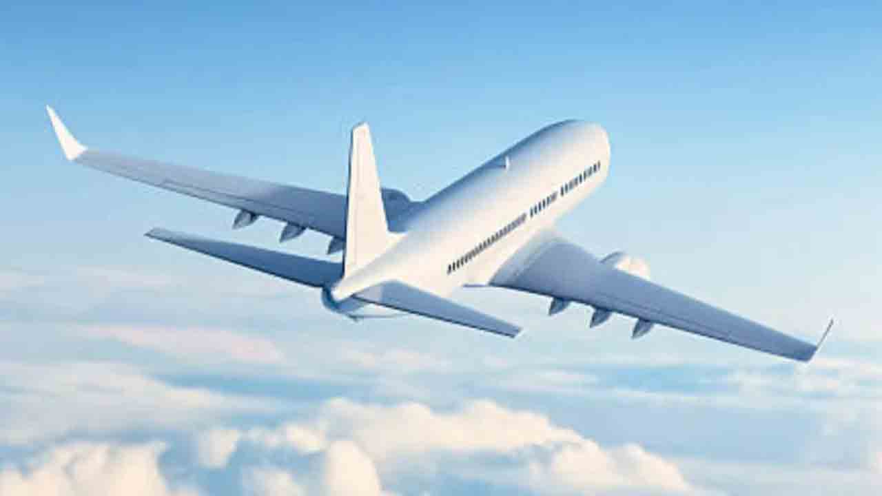 విమాన టికెట్లపై ఫ్యూయల్‌ సర్‌చార్జ్‌ బాదుడు