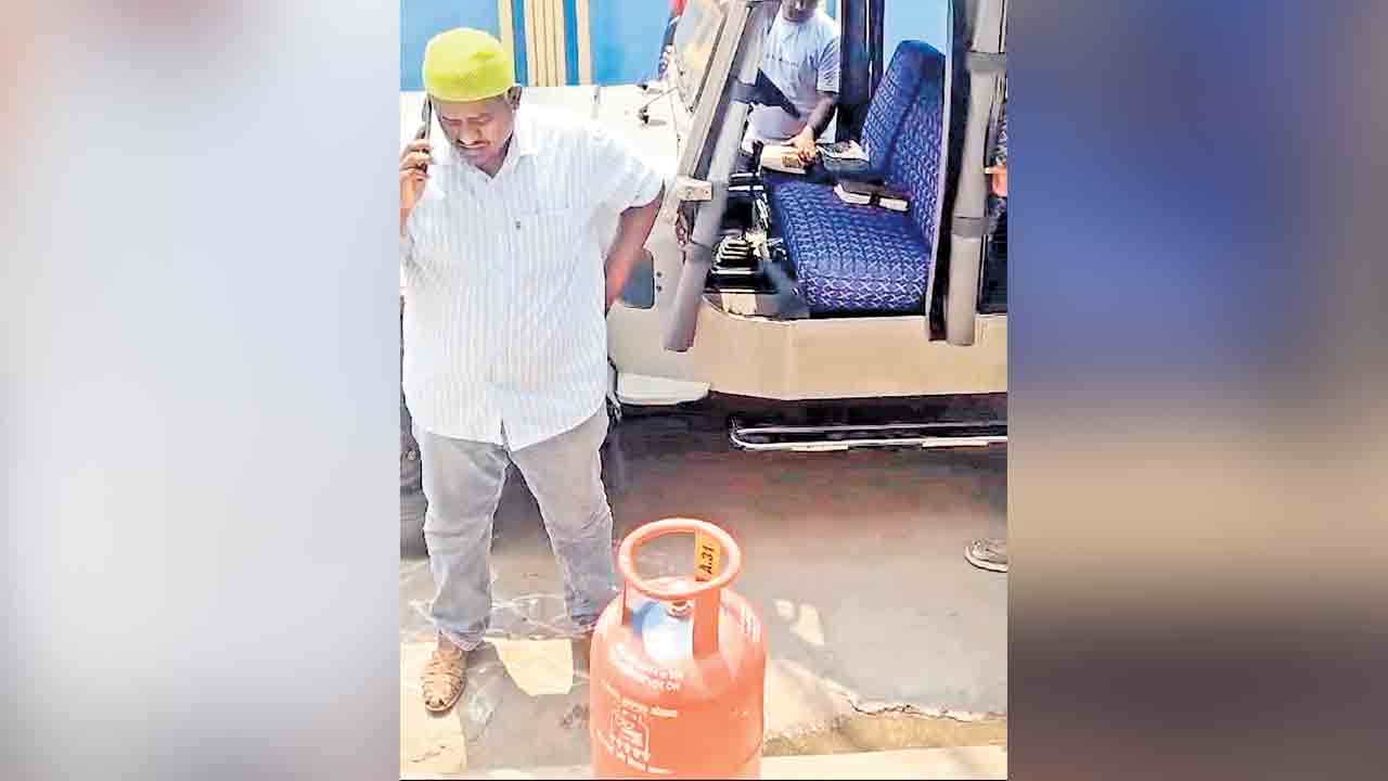 ఇంటి పన్ను కట్టలేదని.. గ్యాస్‌ సిలిండర్‌ స్వాధీనం