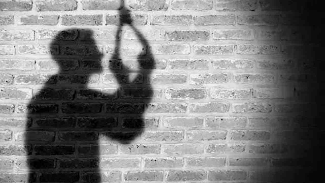 అటెండర్‌ ఆత్మహత్యాయత్నం!