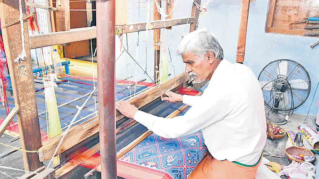 నేతన్నలకు కష్టం టెండర్లతో నష్టం