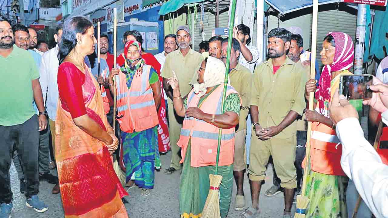 పారిశుద్ధ్య కార్మికులపై సీఎంది విషప్రచారం.. వారిపై ఆయనకు ఎందుకంత అక్కసు?