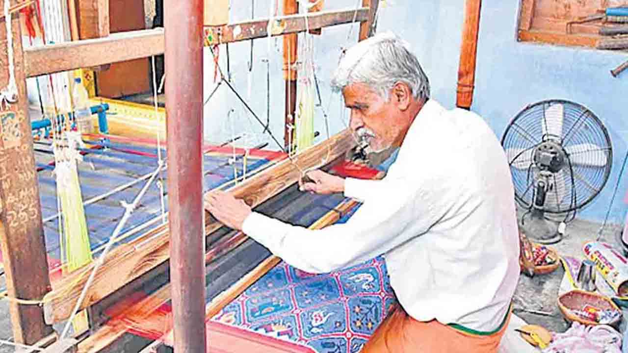 నేతన్నల సమస్యలు పరిష్కరించాలి