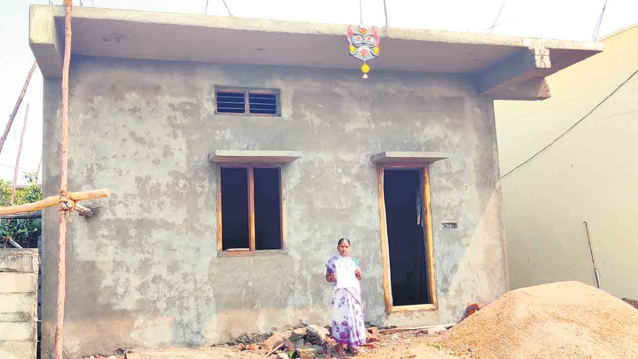 ఇందిరమ్మ బిల్లు ఎప్పుడిస్తరు.. ఆరు నెలలుగా ఎల్లవ్వ ఎదురుచూపులు