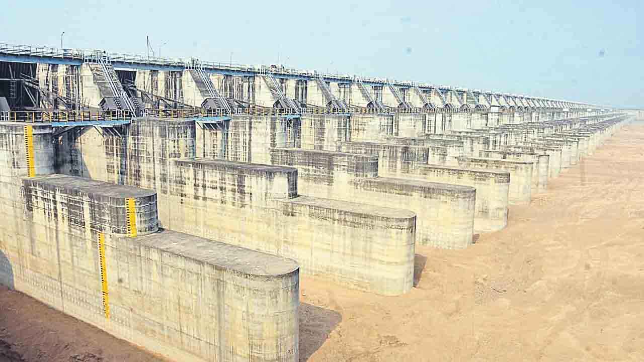 అన్నారం బరాజ్‌కు ఇసుక క్వారీ ముప్పు.. డౌన్‌ స్ట్రీమ్‌లో లోతైన తవ్వకాలు