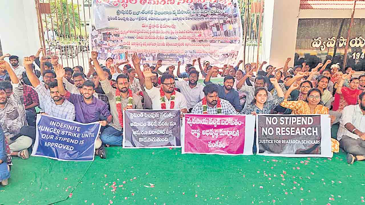 సమస్యలు పరిష్కరించేదాకా దీక్ష కొనసాగిస్తాం