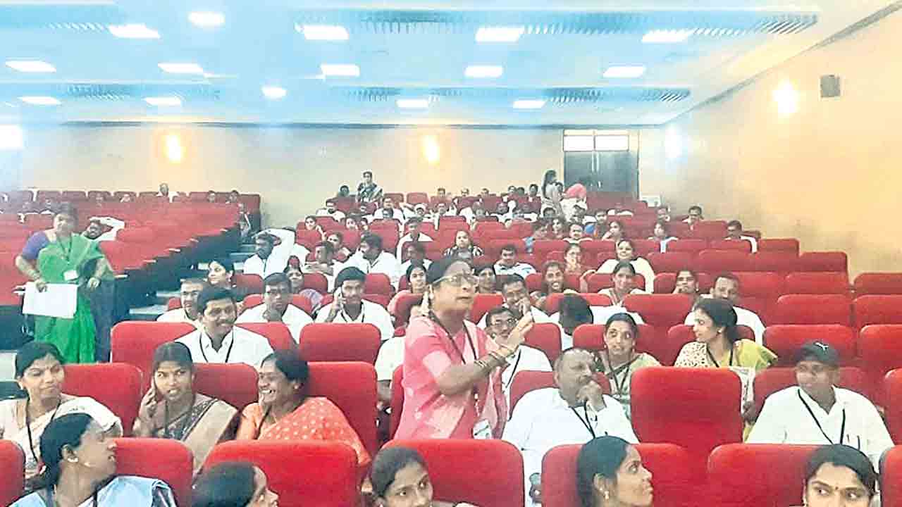 పంచాయతీలకు పైసలేవి.. ‘ప్రజాపాలన-ప్రగతి ప్రణాళిక’ శిక్షణలో అధికారులను నిలదీసిన సర్పంచులు