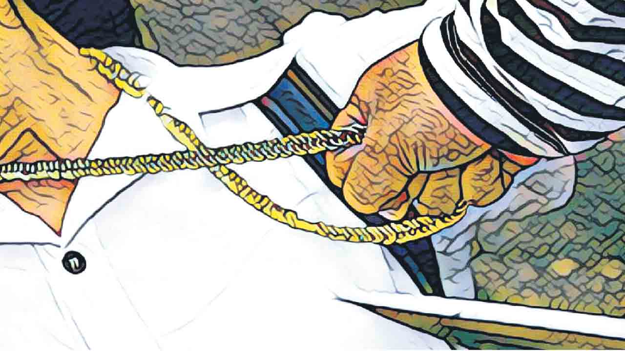 రెక్కీ చేసి దారిదోపిడీ.. కంట్లో కారంపొడి చల్లి ఆర్‌ఎంపీపై దాడి