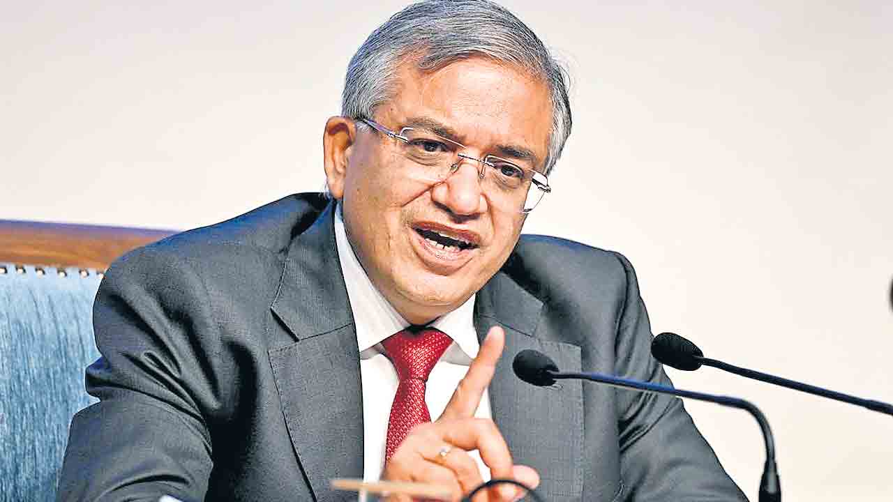 సీఈసీ అభిశంసనకు నోటీస్‌..పార్లమెంటులో విపక్షం అందజేత